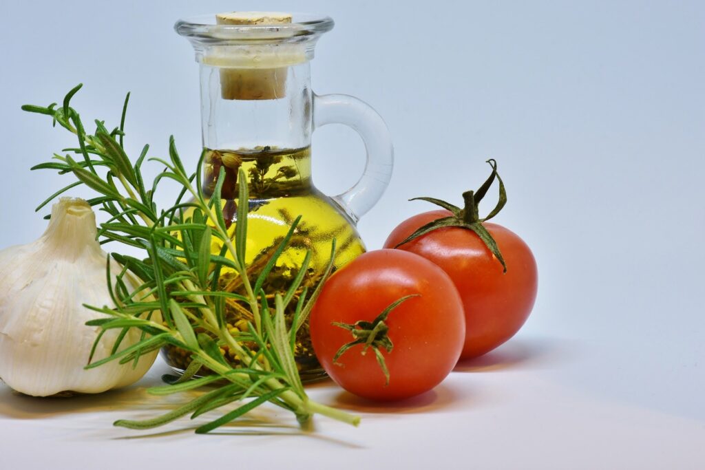 Huile olive, romarin, ail, tomates
